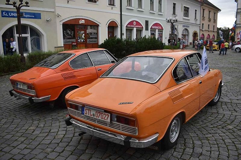 Tři z účastníků srazu před bránou továrny Škoda Auto v Kvasinách