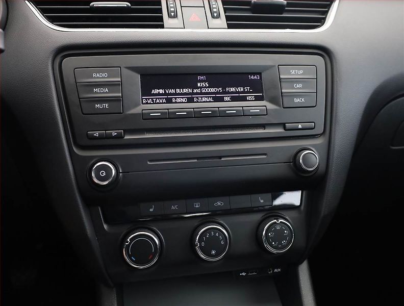 Škoda Octavia (2013) Ambition 1.2 TSI, Serv.kniha - fotka 9 z 17