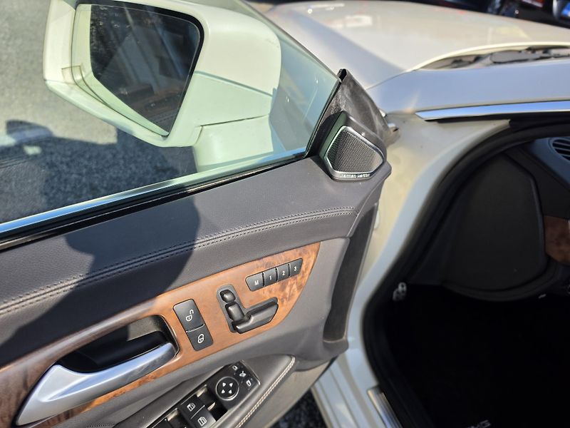 Mercedes-Benz CLS 350CDI 4-MATIC Harman&Kardon  - fotka 23 z 39