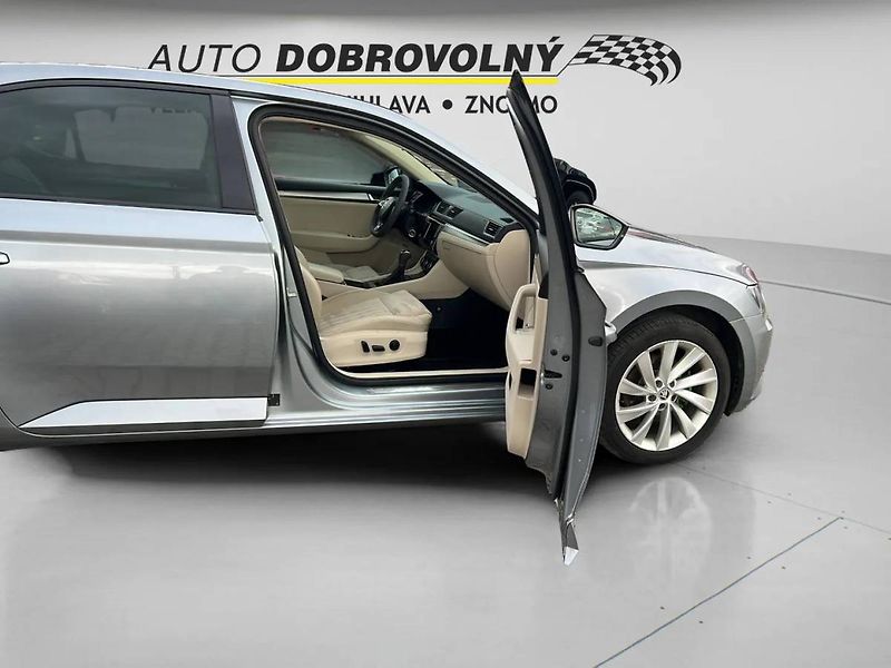Škoda Superb Liftback 2.0 TDI DSG 140kW 6AT - fotka 13 z 36