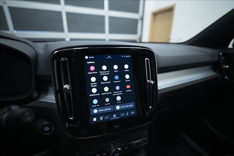 Volvo XC40 2,0 B3 NAVI KAMERA 360° TAŽNÉ - fotka 29 z 38