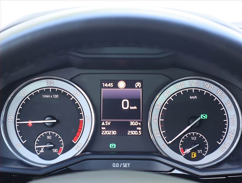 Škoda Superb (2016) Laurin&Klement 2.0 TDI 4x4 - fotka 10 z 19