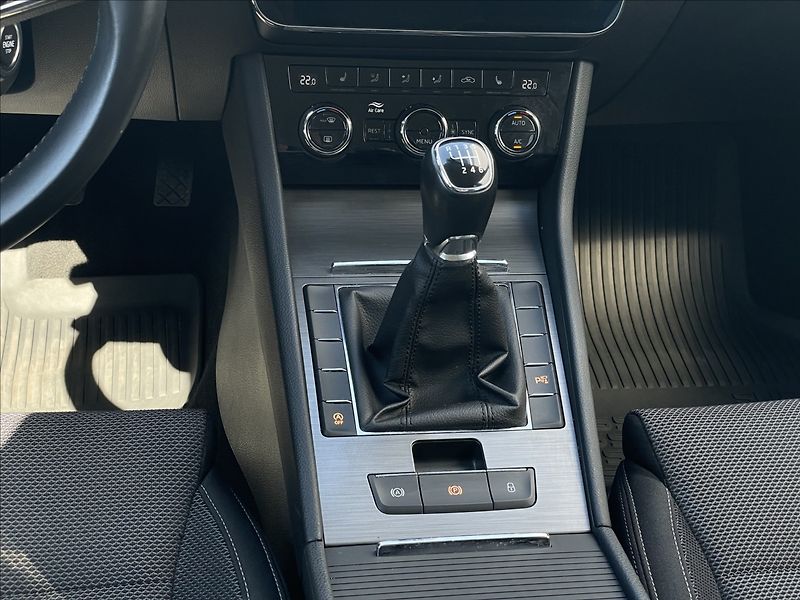 Škoda Superb 2,0 TDI Style NAVI+Kamera 360° - fotka 12 z 23