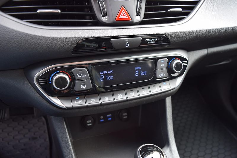 Hyundai i30 (2021) 1.6CRDi 85kw STYLE 7°AUTOMAT - fotka 26 z 49