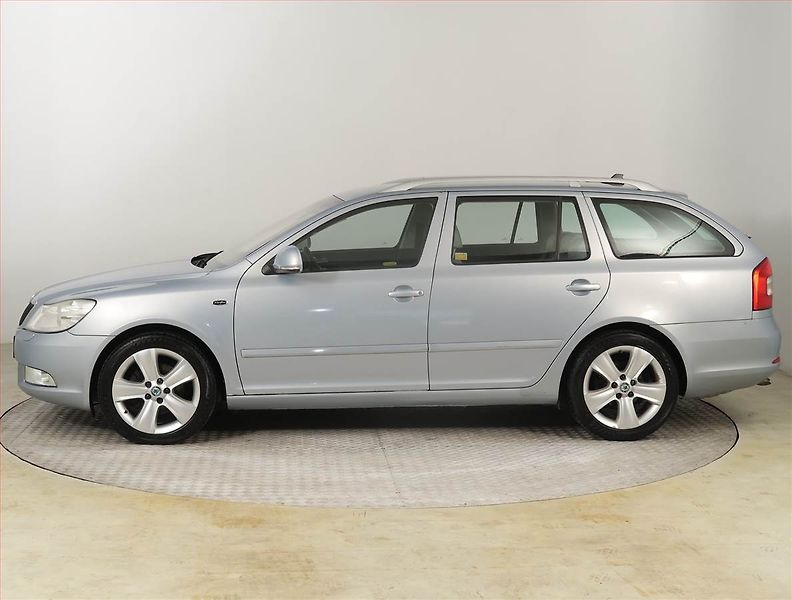 Škoda Octavia (2009) Laurin&Klement 2.0 TDI, Xenony - fotka 3 z 25