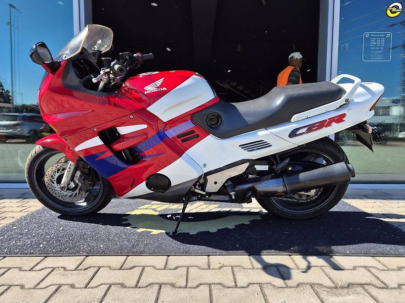 Honda CBR 1000 F (1996) - fotka 7 z 18