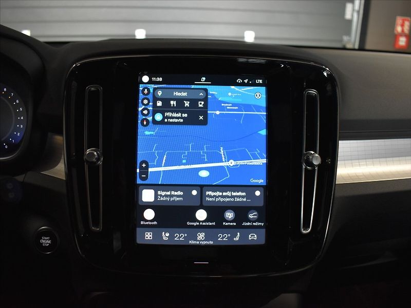 Volvo XC40 2,0 B3 PLUS Dark Bezklíč - fotka 16 z 22