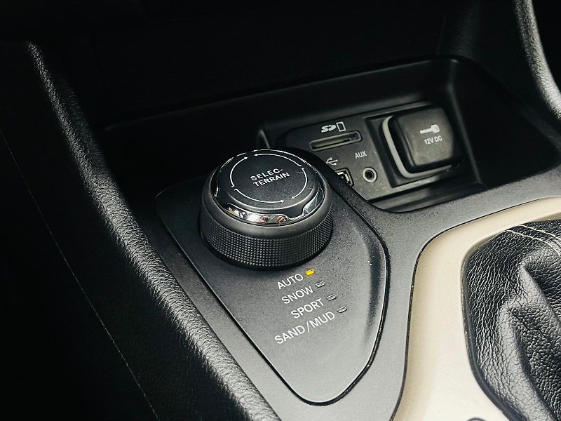 Jeep Cherokee 2.0D 4x4 AUT KAMERA TAŽNÉ LED - fotka 45 z 50