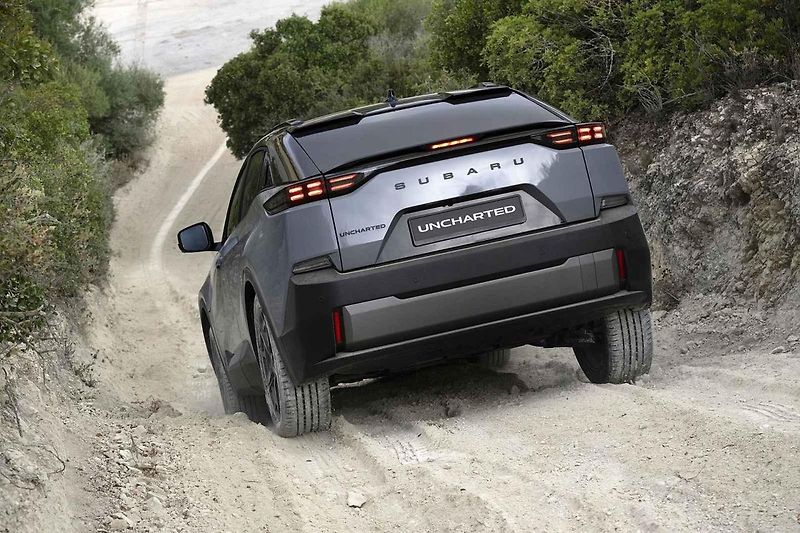 Místy muselo elektrické Subaru Uncharted projíždět i obtížnějším terénem.