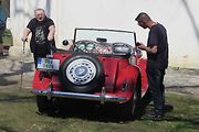 Kulatá světla, blýskající se chromy, brumlavé motory. Majitelům historických skvostů vyšla jejich první letošní projížďka na jedničku.