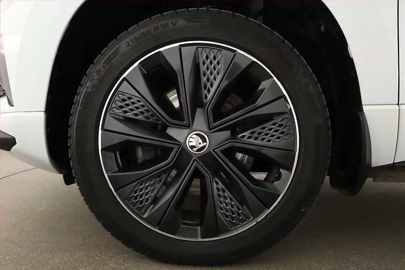 Škoda Karoq (2023) Sportline 1.5 TSI - fotka 12 z 15