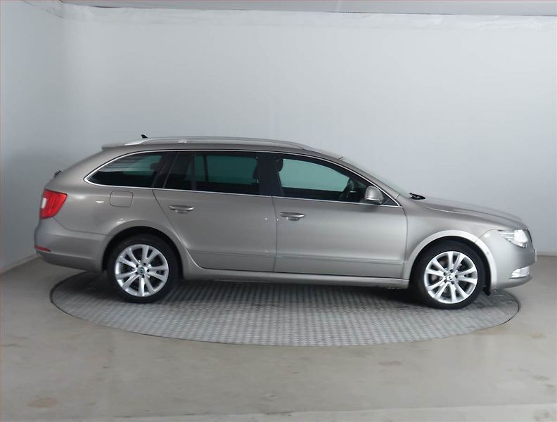 Škoda Superb (2012) Elegance 2.0 TDI, Xenony - fotka 6 z 17