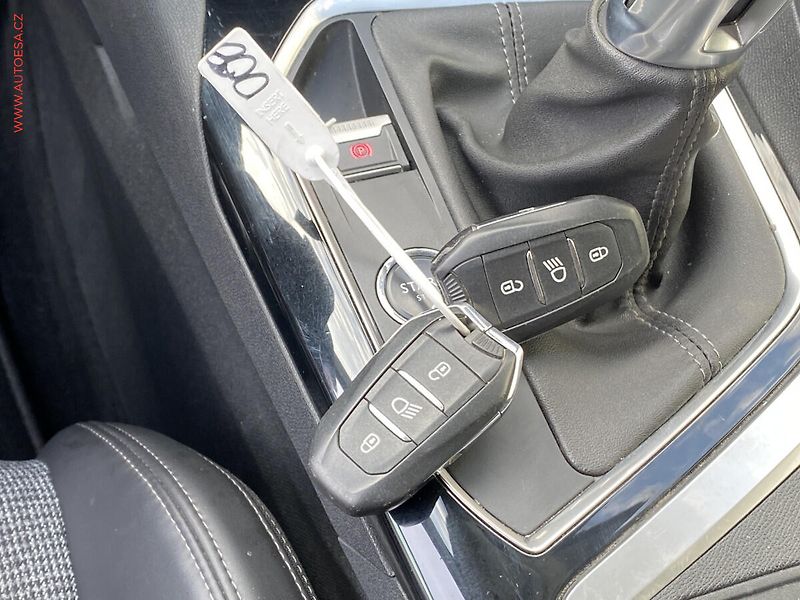 Peugeot 3008 (2018) 1.5 HDi, Allure, navi, kamera - fotka 13 z 16