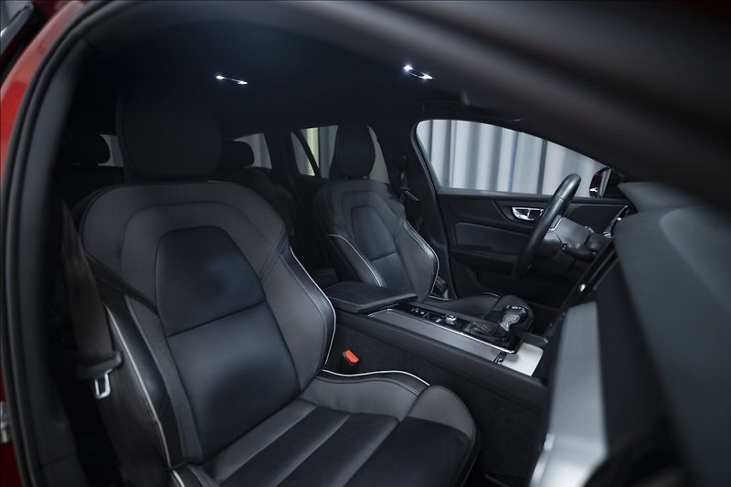 Volvo V60 2,0 D4 R-DESIGN NAVI KAMERA ČR - fotka 9 z 40