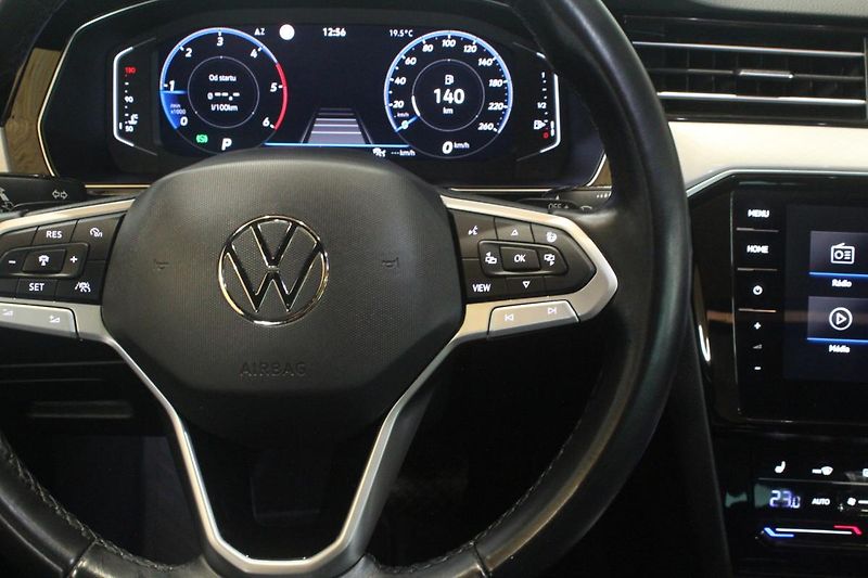 Volkswagen Passat (2021) 2.0TDI DSG Info display Matrix - fotka 40 z 43