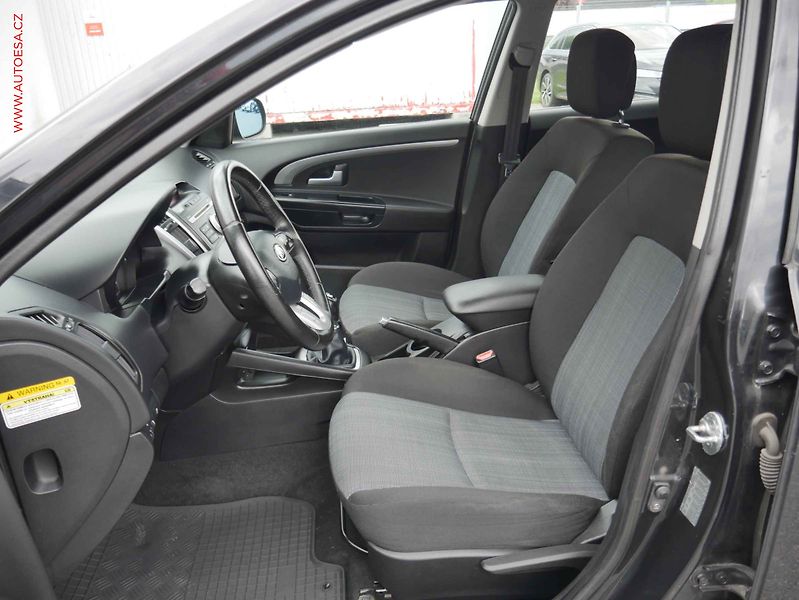 Kia Ceed (2010) 1.4 16V, ČR, Klima - fotka 9 z 13