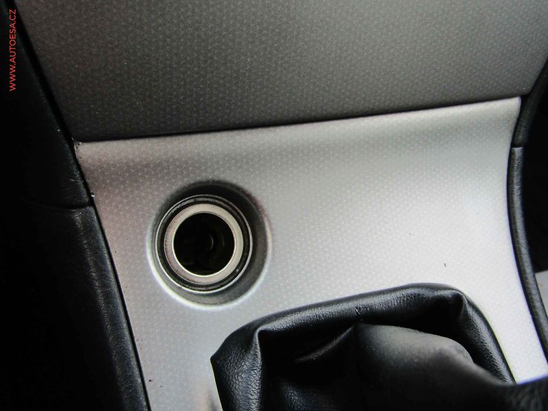 Toyota Corolla (2006) 2.0 D-4D, AC, park.čidla - fotka 18 z 18