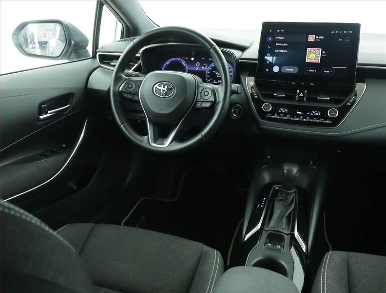Toyota Corolla (2023) 2.0 Hybrid - fotka 7 z 16