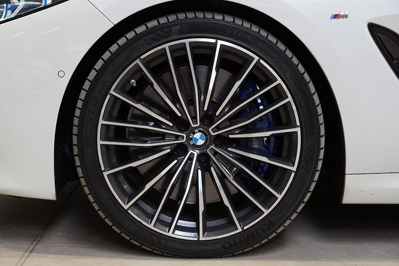 BMW Řada 8 BMW 850i Xdrive cabrio - fotka 15 z 44