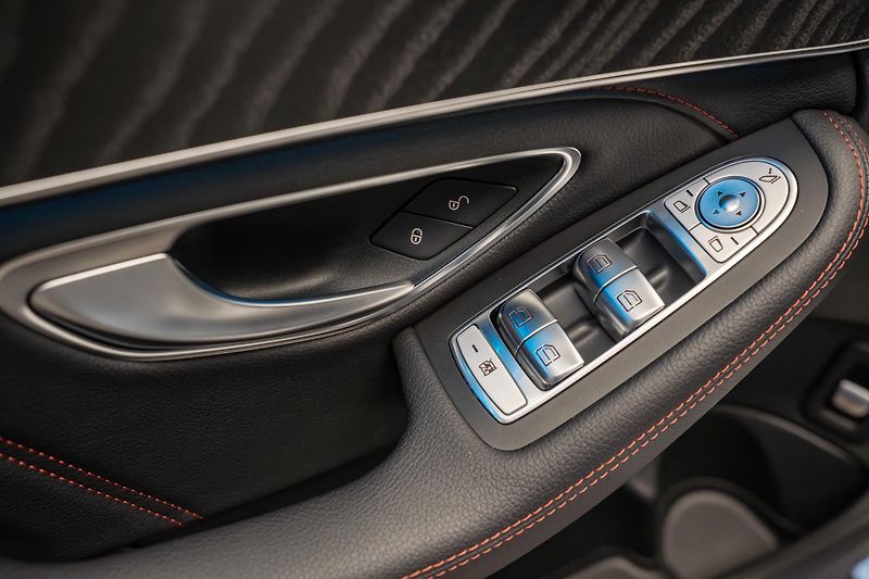 Mercedes-Benz Třídy C C43 AMG BITURBO 4MATIC 270 kW  - fotka 19 z 55