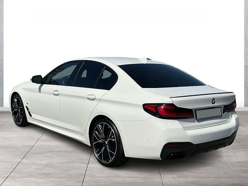 BMW Řada 5 M550i xDrive Laser HuD Venti - fotka 6 z 12