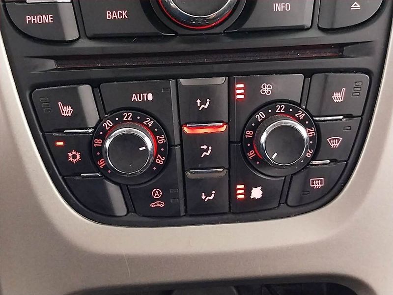 Opel Astra (2010) 2.0 CDTI, Serv.kniha, po STK - fotka 13 z 17