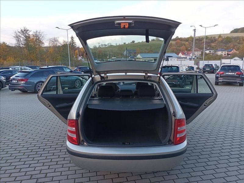 Škoda Fabia 1,4 16V,55KW,ČR,KLIMA,TEMPOMAT - fotka 17 z 35