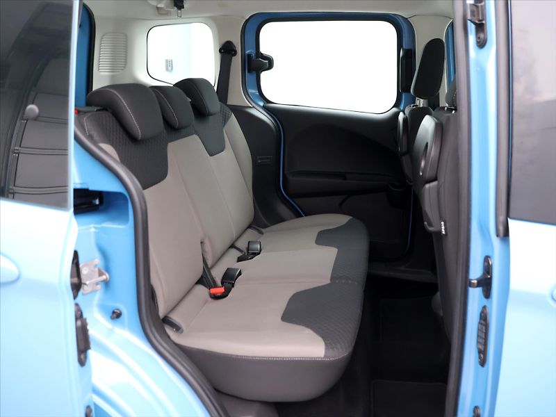 Ford Tourneo Courier 1,0 EB 74kW CZ  Titanium 1.Maj - fotka 12 z 28