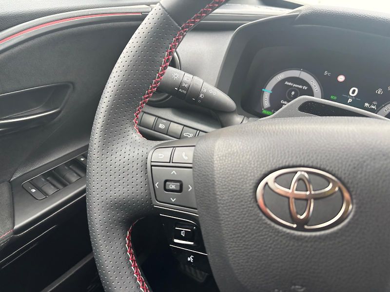Toyota C-HR 2,0 HEV e-CVT GR Sport - fotka 16 z 30