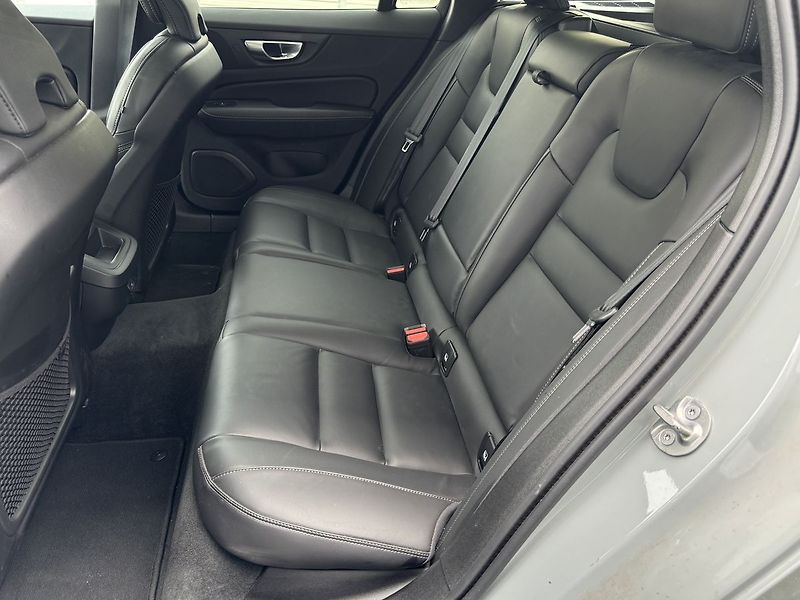 Volvo V60 PLUS DARK B4, 360°, PANORAMA, - fotka 13 z 22