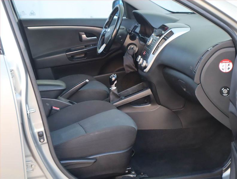 Kia Ceed (2010) 1.4 CVVT, Serv.kniha, nová STK - fotka 9 z 15