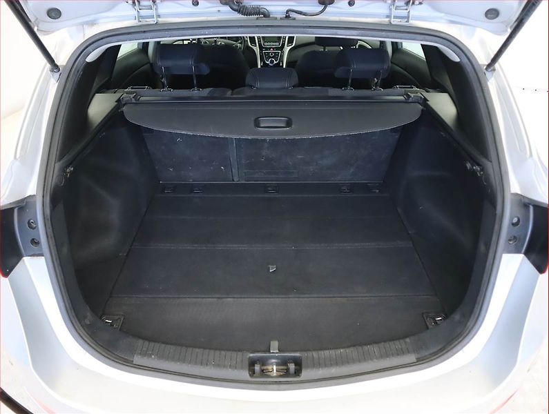 Hyundai i30 (2016) Comfort 1.6 CRDi, Serv.kniha - fotka 14 z 16