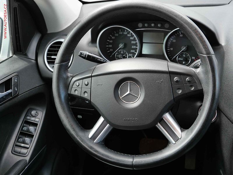 Mercedes-Benz Třídy M (2005) 3.5 ML350 4M, ČR, AT, park - fotka 11 z 20