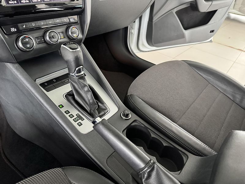 Škoda Octavia 2,0TDI DSG*Navi*Xenon*Kamera - fotka 23 z 36