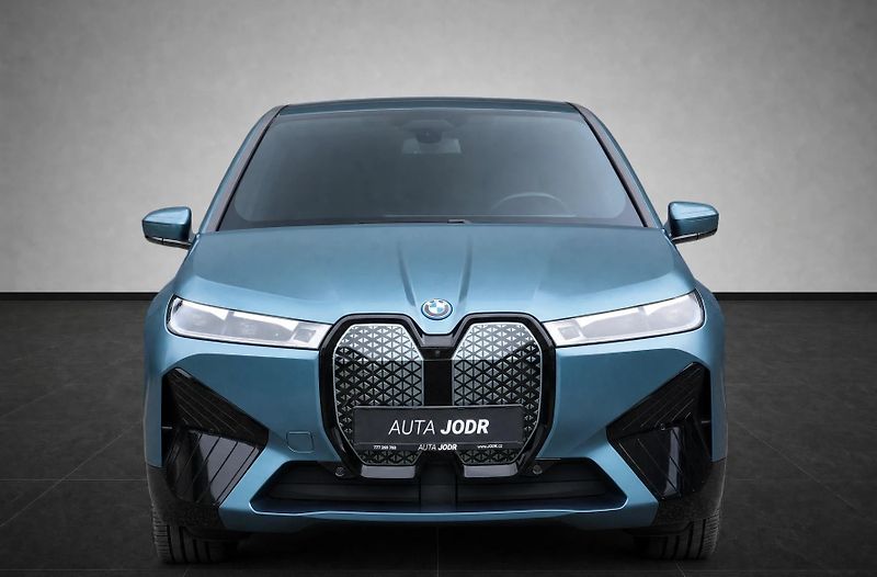 BMW iX 40, SoH 96,8%, SkyLounge,Tažné - fotka 9 z 37