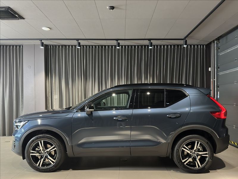 Volvo XC40 (2026) 2,0 B4  Plus - fotka 2 z 29