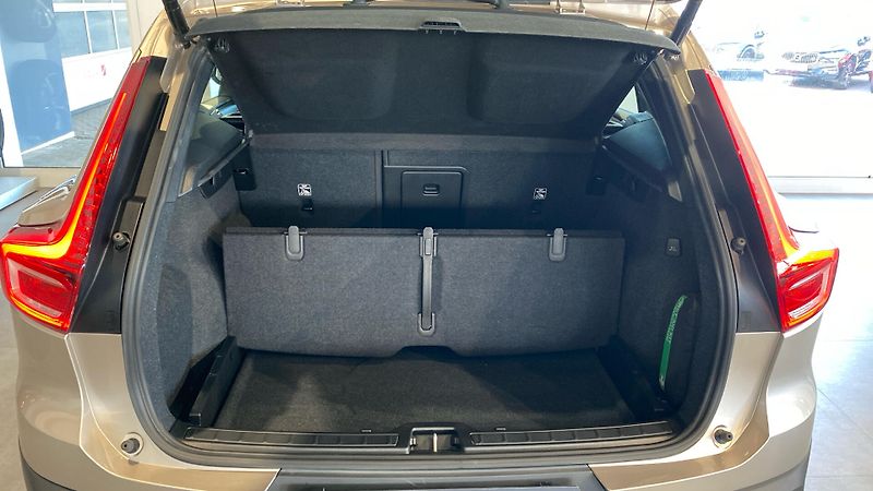 Volvo XC40 ULTIMATE DARK, B4 FWD, 145+10 - fotka 10 z 37