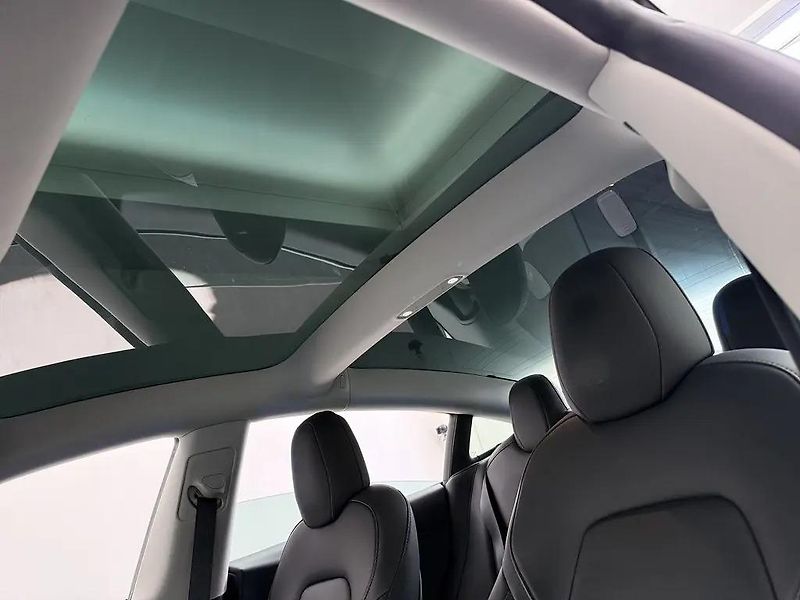 Tesla Model 3 SR LFP 220kW Ryzen 1.Maj  - fotka 10 z 12