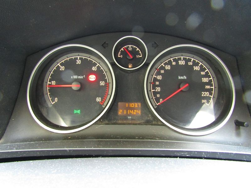 Opel Zafira (2006) 1.9 CDTi 88kW - fotka 27 z 33