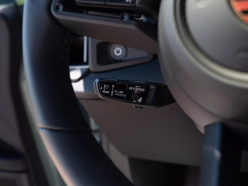 Porsche Cayenne Electric Pano HuD Venti HD-Mat - fotka 16 z 23