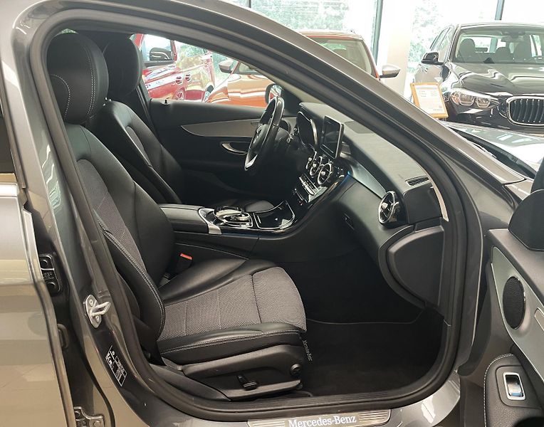 Mercedes-Benz Třídy C C 220d, 4 MATIC, AMG PAKET, ČR - fotka 12 z 27