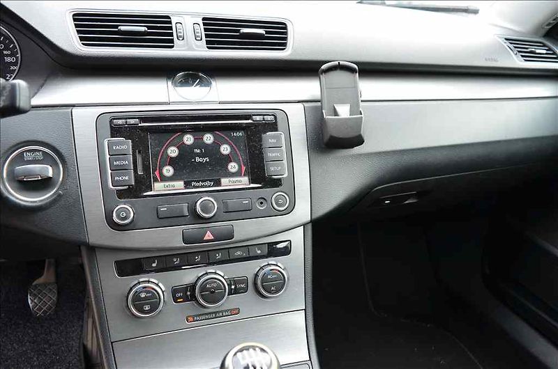Volkswagen Passat (2012) VARIANT 1,6 TDI - fotka 26 z 35