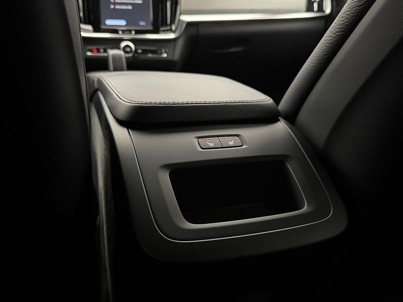 Volvo V90 B5 AWD PLUS DARK REZERVACE - fotka 25 z 36