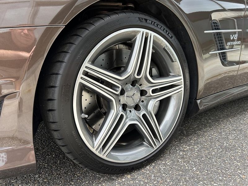 Mercedes-Benz SL 63 AMG Roadster - fotka 14 z 42