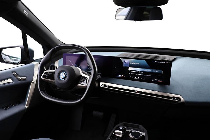 BMW iX xDrive40 - fotka 12 z 17