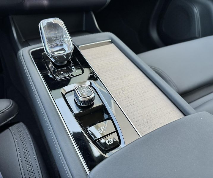 Volvo XC90 T8 AWD / 360 / kola/ REZERVACE - fotka 19 z 51