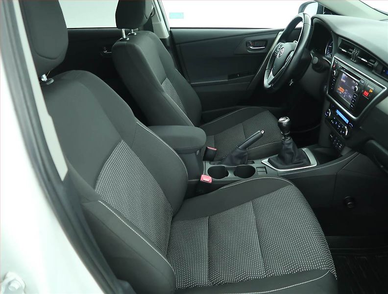 Toyota Auris (2013) 1.6 Valvematic, ČR,1.maj - fotka 9 z 15