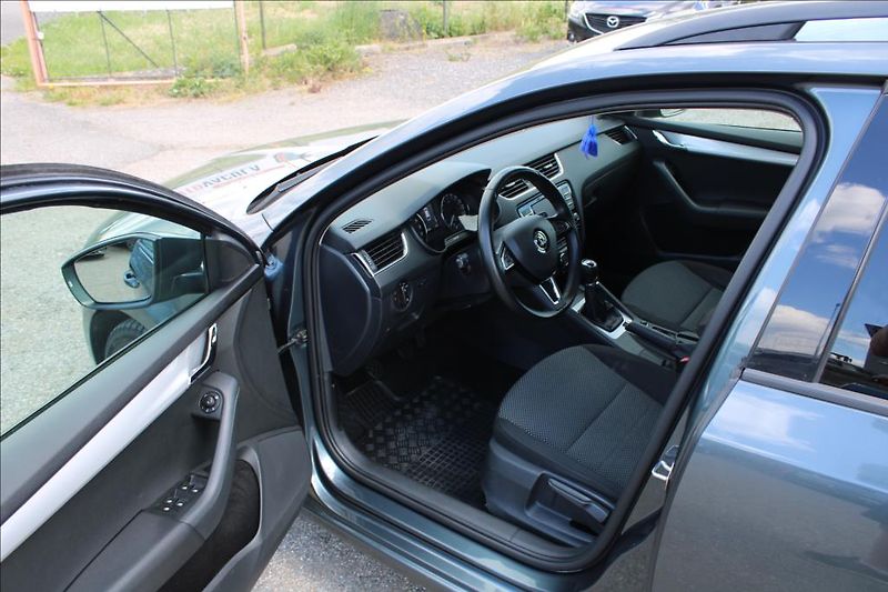 Škoda Octavia 2,0 TDi  AMBITION, DIG. KLIMA - fotka 9 z 23