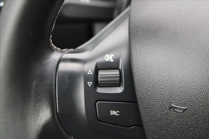 Peugeot 2008 1,2 110K  ČR,1.MAJ,DPH,ALLURE - fotka 17 z 28