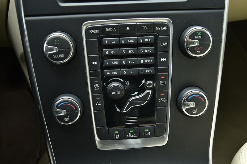 Volvo V60 D3 120kW SERVISNÍ KNIHA TAŽNÉ - fotka 15 z 20